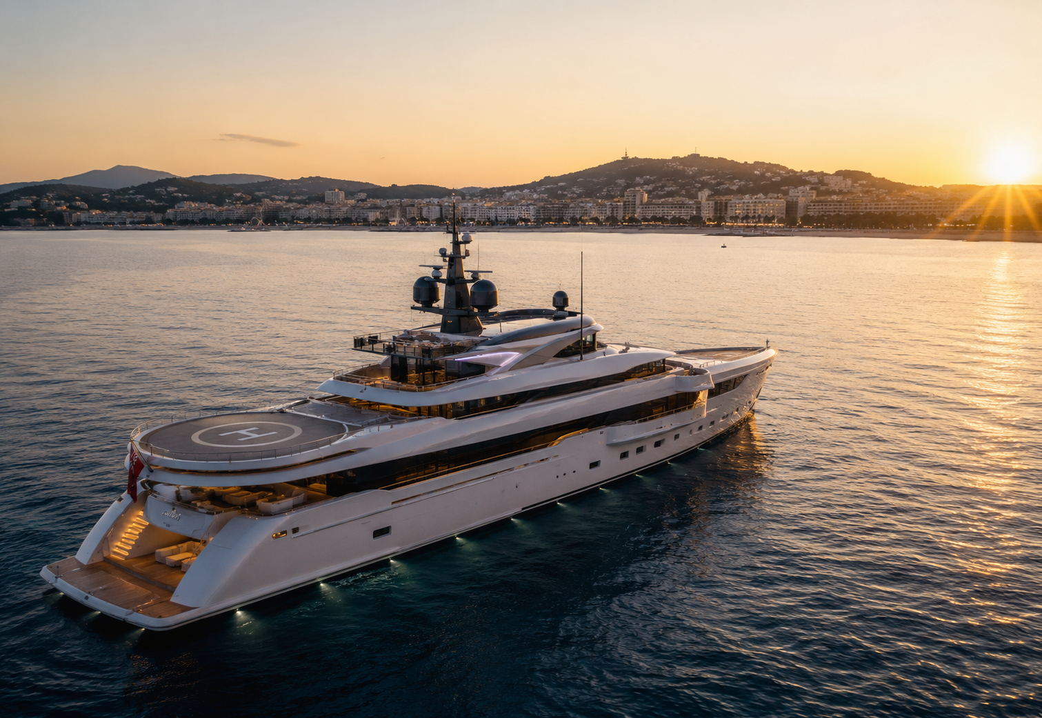 Superyacht au coucher de soleil dans la baie de Cannes